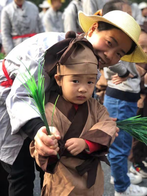 幼兒在學(xué)習(xí)插秧苗-自然教育課程-蘇仙區(qū)第九幼兒園